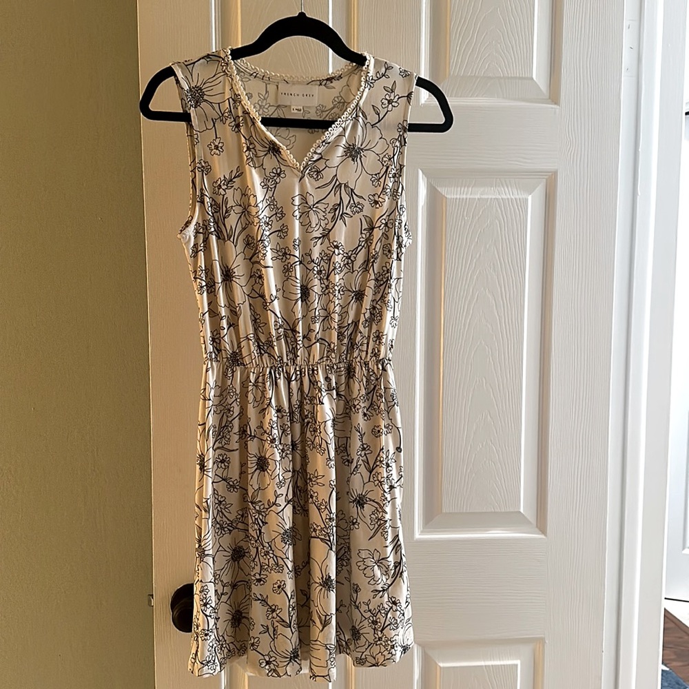 French Grey flower print dress. Small. 95% Poly 5%Spandex.